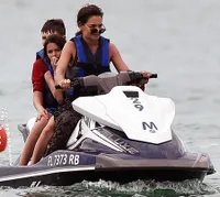 FOTO: Tanpa Tom Cruise, Suri & Katie Holmes Liburan Seru ke Miami