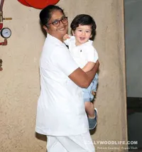 FOTO Tawa Bahagia Taimur Anak Kareena Ketika Jumpa Paparazzi