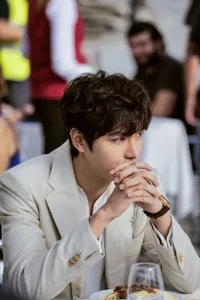 FOTO: Fashion Vintage, Lee Min Ho Ganteng Saat Syuting Drama Baru