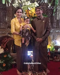 FOTO Tedak Siten Putri Yasmine Wildblood, Cantik Berkebaya Kuning