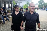 FOTO: Temui Sang Ayah, Marshanda Genggam Erat Tangan Egi John