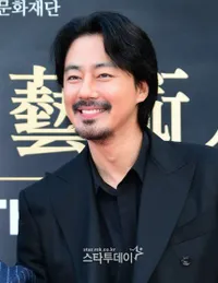 Foto Terbaru Jo In Sung yang Kini Berkumis dan Berjenggot, Tetap Jadi Ahjussi Idaman