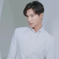 Foto Terbaru Won Bin yang Gantengnya Tak Pernah Pudar di Usia 44, Tapi Dinyinyirin Netizen Karena Gak Comeback-Comeback