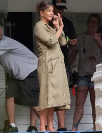 [Foto] Tertangkap Kamera, Jennifer Aniston Cuma Pakai Handuk