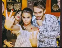 FOTO: Benarkah Hubungan Seleb Dunia Ini Cuma Settingan?