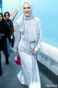 FOTO: Tinggalkan Baju Ketat, Angel Lelga Pakai Kaftan Syar'i
