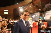 FOTO: Tom Cruise Tebar Pesona di Red Carpet THE MUMMY Taipei