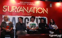 FOTO: Tour Bareng, Iwan Fals Belajar Main Periscope Dari Momo