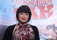 FOTO Tradisi Lebaran Nirina Zubir Bikin Kue Bareng Sang Buah Hati