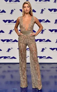 FOTO: Tren Glamor Seleb Hollywood Dalam Balutan Dress Transparan