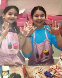 FOTO: True Beauty, Suri Cruise Jadi Kembaran Mini Katie Holmes
