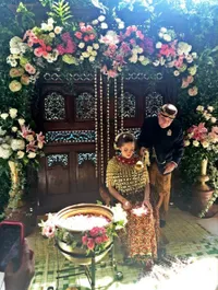 FOTO: Tujuh Bulanan Kehamilan Yasmine Wildblood, Full Adat Jawa