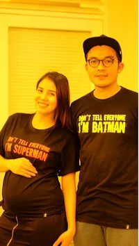 [FOTO] Tya Ariestya Asyik Renang, Perut Dicium Suami Dalam Air