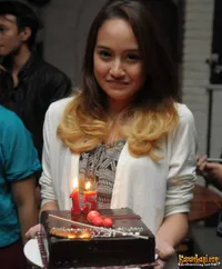 [Foto] Ulala.. Gadis Cantik Ini Beri Kejutan Ultah Buat Aldi CJR!