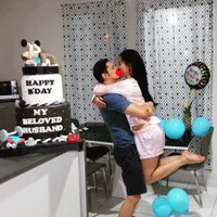 FOTO: Ulang Tahun, Andrew Andika Dapat Kecupan Manis Dari Istri
