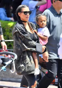 FOTO: Ulang Tahun Ke-3, North West Pergi ke Disneyland Rame-Rame