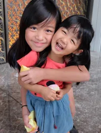 FOTO: Ultah Ke-10, Anak Joe Taslim Diserbu Ciuman Hangat