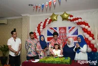 FOTO: Ultah Ke-17 Tahun, Annisa Trihapsari Beri Anak Kado Umrah
