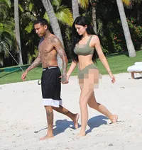 FOTO: Umbar Kemesraan, Kylie Jenner Peluk - Cium Tyga di Pantai
