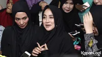 FOTO: Umi Pipik Tebar Senyuman Meski Diterpa Rumor Nikah Siri