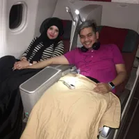 FOTO: Usai Sedih Soal Anak, Indra Bekti & Istri Mesra di Jepang
