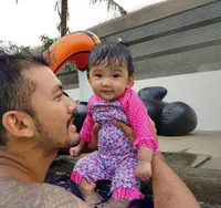 FOTO: Baby Sal Putri Rio Dewanto - Atiqah Sudah Belajar Renang