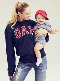 FOTO: Usia 7 Bulan, Anak Candice Swanepoel Ganteng & Murah Senyum