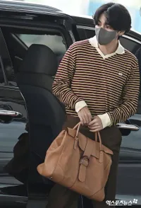 Foto V BTS di Bandara Menuju New York, Disebut Netizen Lebih Kurus Tapi Tetap Tampan