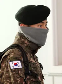 Foto V BTS Gagah Pakai Seragam Tentara Saat Pindah Tempat Wamil, Masker Tak Bisa Tutupi Ketampanannya