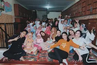FOTO: Valentine Ala Awkarin, Pakai Hijab Gendong Bayi Piatu