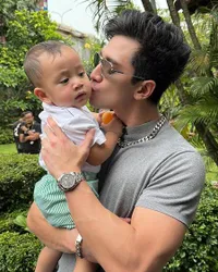 Foto Verrell Bramasta Gendong Rayyanza, Mengkhayal Nanti Jika Punya Anak dan Minta Didoakan Nikah Tahun Ini