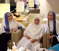 FOTO: Vicky Shu dan Merry Putrian Laksanakan Ibadah Umrah Bersama