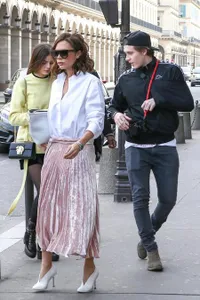 FOTO: Victoria Beckham Ikut Brooklyn & Mantannya Hang Out Bareng