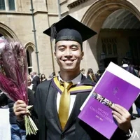 FOTO: Vidi Aldiano Resmi Jadi Alumni University Of Manchester! 