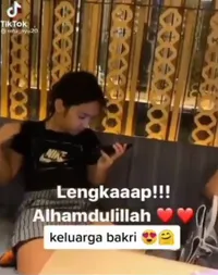FOTO Viral Nia Ramadhani Makan di Restoran Bareng Ardi Bakrie dan Anak-Anak, Diduga Keluar dari Rehab