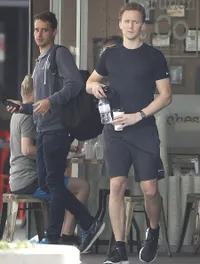 FOTO: Wajah Galau Tom Hiddleston Usai Putus, Malah Jadi Meme