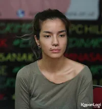 FOTO: Wajah Gelisah Shiela Marcia Boyong Anaknya ke Komnas PA