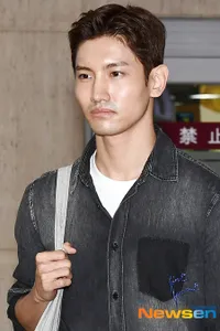 FOTO: Wajah Sedih Yunho - Changmin TVXQ Pulang ke Korea Untuk Hadiri Pemakaman Sulli