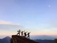 FOTO: Winky Wiryawan Mendaki Gunung Rinjani Bareng Istri!