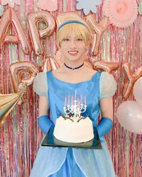 FOTO: Winwin NCT Rayakan Ulang Tahun, Si Ganteng yang Cosplay Jadi Cinderella Cantik