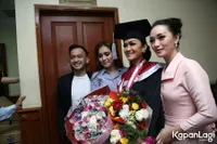 FOTO: Wisuda, Julia Perez Tetap Bahagia Tanpa Ditemani Gaston