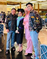 Foto Wisuda Nabila Rahman Anak Betharia Sonata dan Willy Dozan, Ibu Sambung Juga Ikut Hadir & Berbahagia