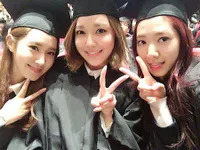 FOTO: Wisuda Park Shin Hye, Sooyoung, & Yuri SNSD, Bikin Bangga!