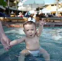 FOTO: Yasmine Wildblood dan Baby Sera Seru Main Air di Bali!