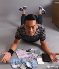 [Foto] Yuk Bongkar Isi Dompet Dide Hijau Daun! Apa Aja Ya Isinya?