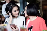 Foto Yuni Shara - KD Kembaran Rambut, Bak Pinang Dibelah Dua!