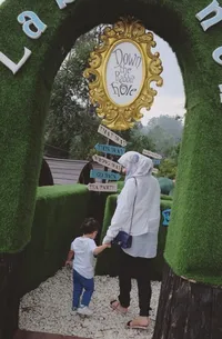 FOTO Zaskia & Shireen Sungkar Nikmati Taman Hobbit, Bak Dongeng!