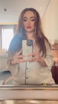 FOTO Zaskia Gotik Santai Tetap Selfie Kala Anak Menangis, Panen Kritikan Pedas dari Netizen
