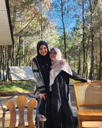 Foto Zaskia Sungkar Liburan Bareng Ibu Tiri yang Lebih Muda, Ukasya Disayang Nenek Banget