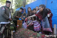 FOTO: Ziarah ke Makam Jupe, Sang Ibunda Tak Kuasa Tahan Air Mata